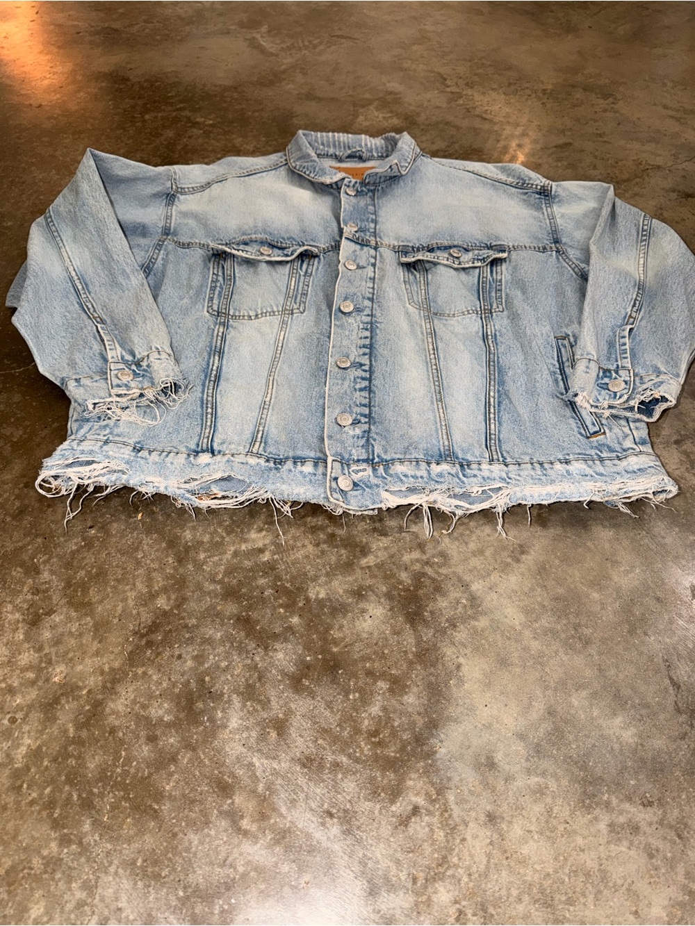 & Denim Distressed Oversized Denim Jacket Light Wash Raw Hem XL Fall Tailgate - Picture 2 of 12